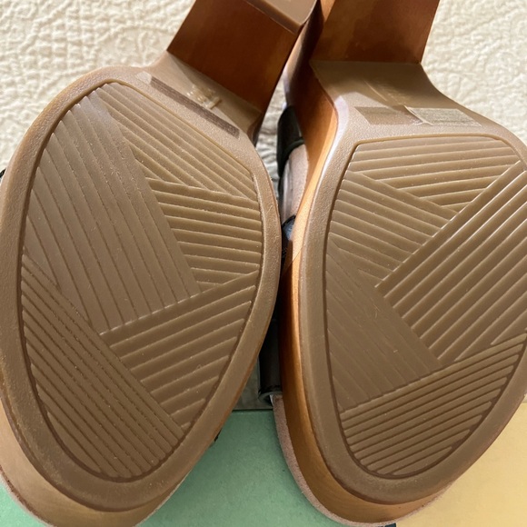 Earth Women's Green Sandals - Picture 4 of 5